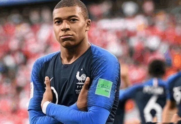 世界杯早报:绝代双骄接连出局 梅西跪地不起C