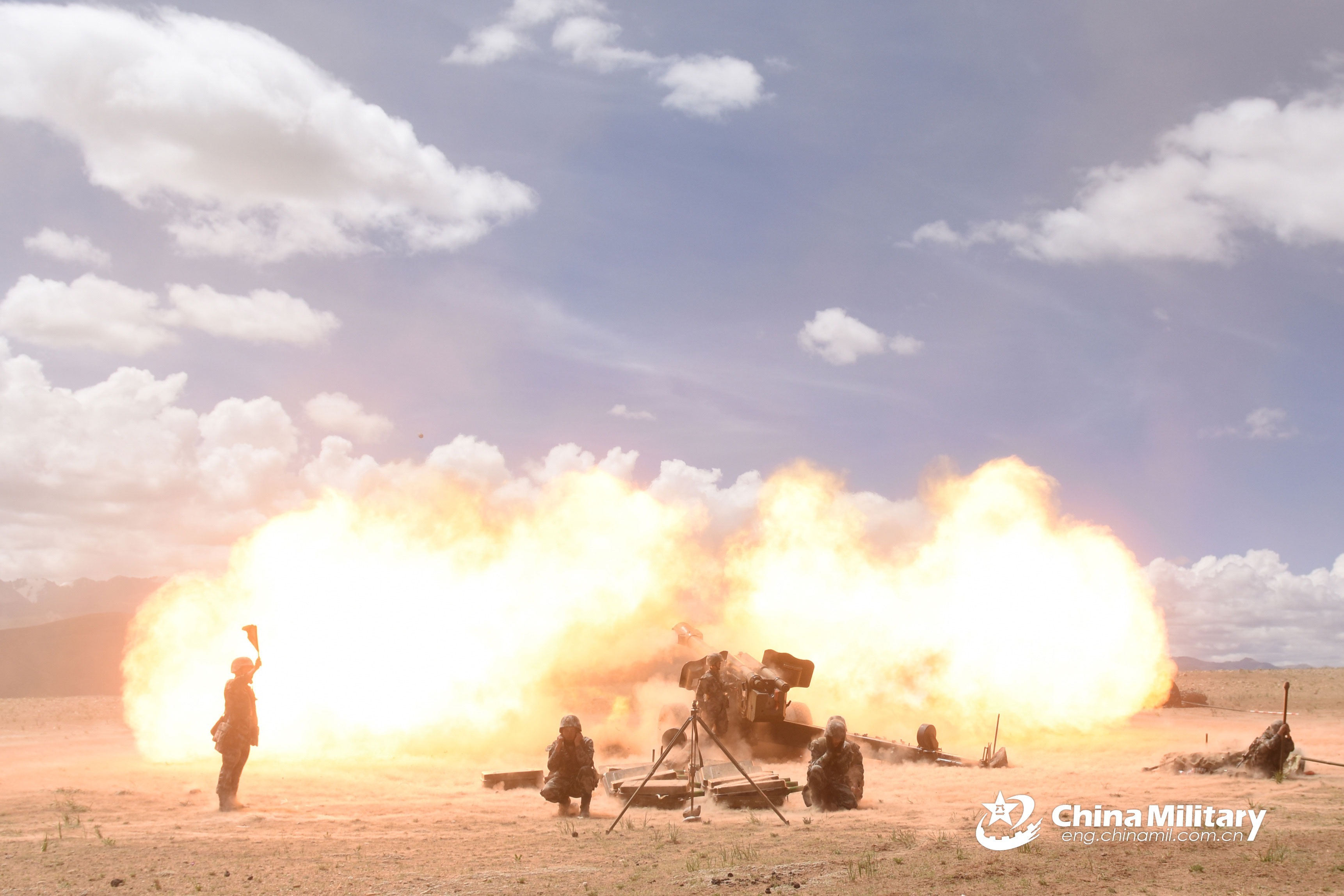 西藏军区某炮兵旅在不同阵地，采用不同火力打击方式，对多目标实施火力突袭。一场异地协同火力对抗打击行动正在上演。