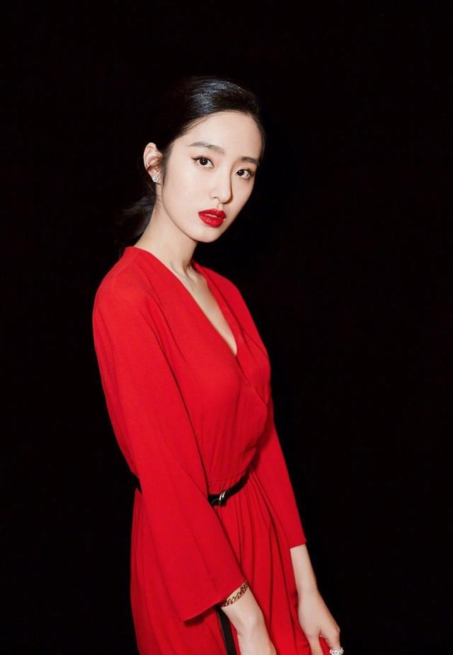 杨采钰真会穿,这一身特显气质,秋天就它了