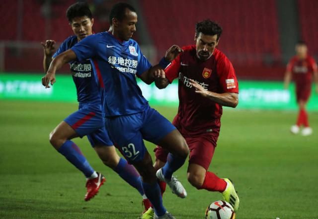 罕见!申花球员替补登场4分钟被红牌罚下 球迷