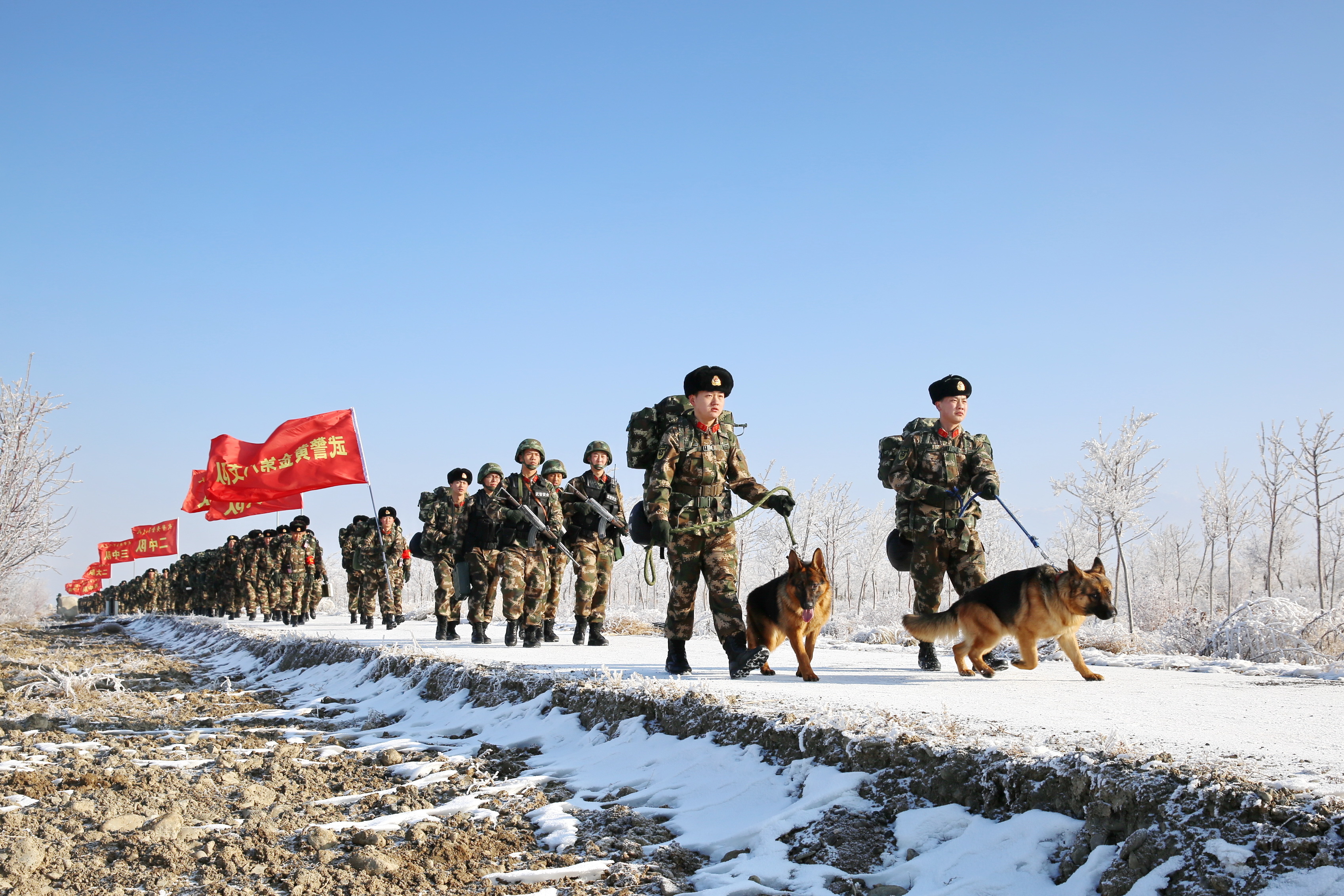 武警黄金八支队在白雪皑皑的天山脚下组织冬季野营拉练。唐敏摄