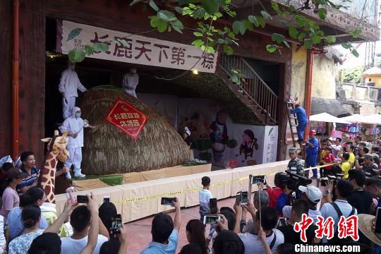 广东一景区制重3.5吨大粽子 游客排队品尝