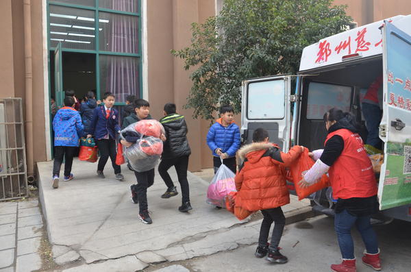 上街区外国语小学举行迎新年,献爱心捐助活动