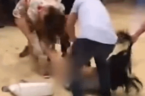 辣眼！商场内2女子打架 互相撕扯掀裙