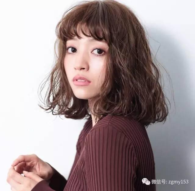 脸颊两边的卷发 很好的修饰了脸型 满满的时尚气息 发尾梨花烫的卷发