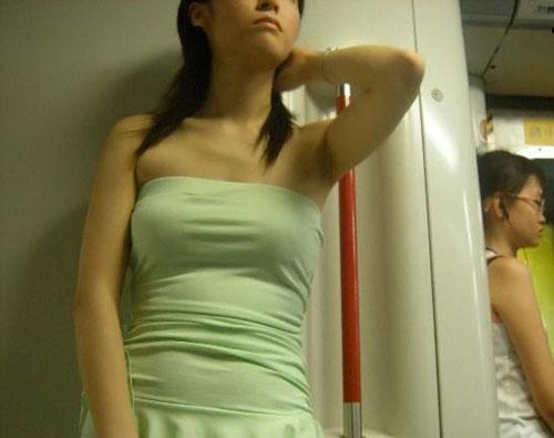 十五年的实验结论：不穿胸罩乳房更挺 法国贝桑松教学医院教授Jean-Denis Houillon自1997年对320名妇女进行不穿胸罩的乳房演变研究，15年的跟踪测试表明，配戴胸罩完全没有必要。还有更重要的一个发现是，不戴胸罩的女性乳头与肩膀的距离平均每年增加7毫米。