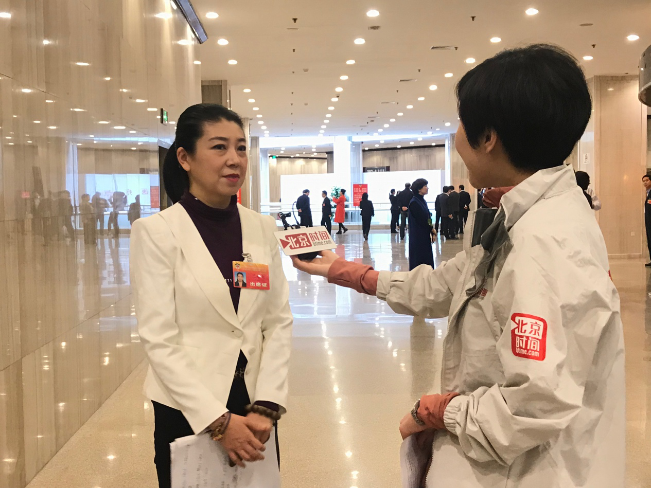 (艾冬云接受北京广播电视台记者采访)