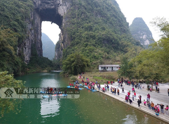近期,游客在罗城仫佬族自治县怀群镇天门景区观光游览.(摄影 蒙增师)