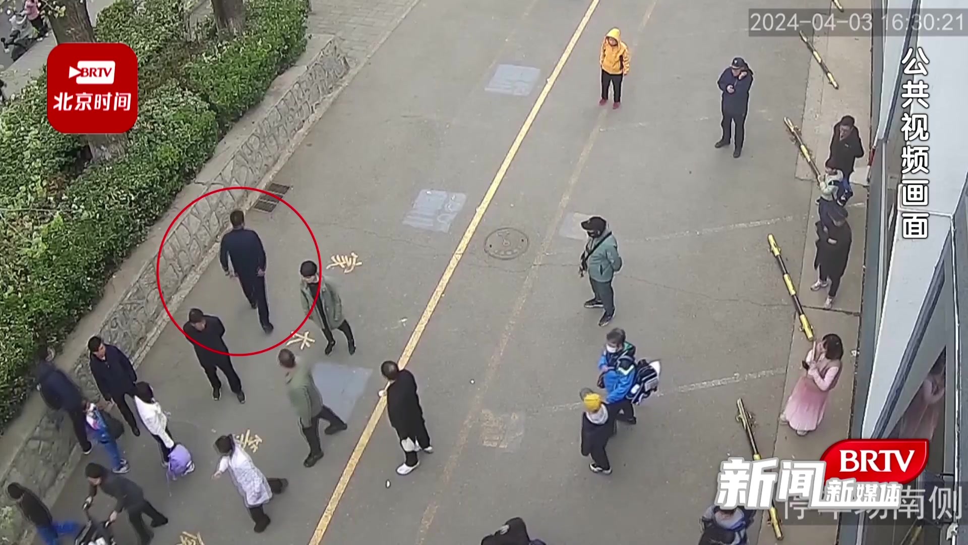 跪地救人小伙儿吴江涛：当时根本没想那么多，就想着救人！