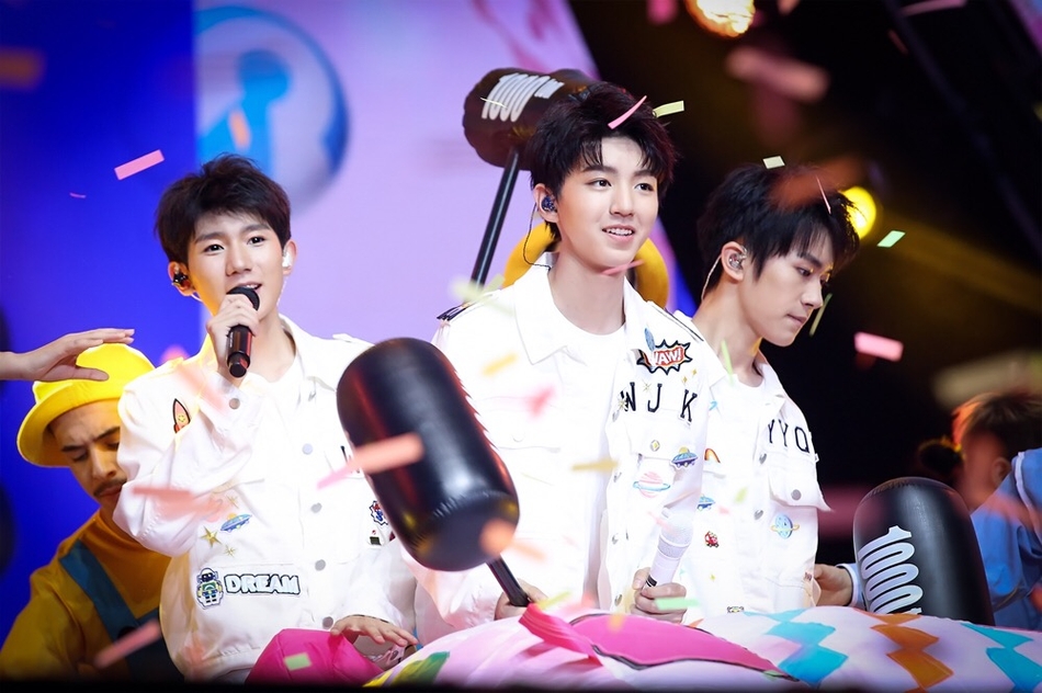 tfboys四周年alivefour演唱会,易烊千玺致敬杰克逊
