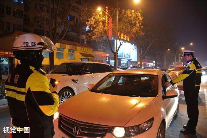 滨州 遇查酒驾他竟弃车跳河逃跑 不会游泳多亏