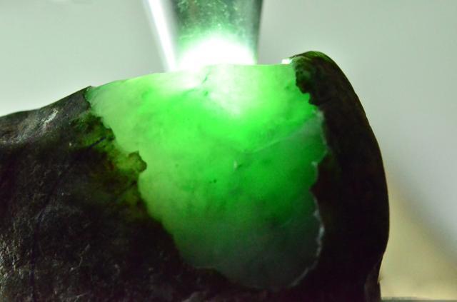 小杰野外捡到绿色石头,竟不是玉石但也很贵幸