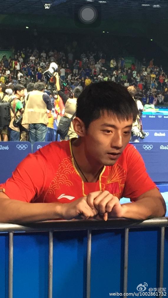 心疼!张继科因腰伤趴护栏接受采访 没办法坐凳子