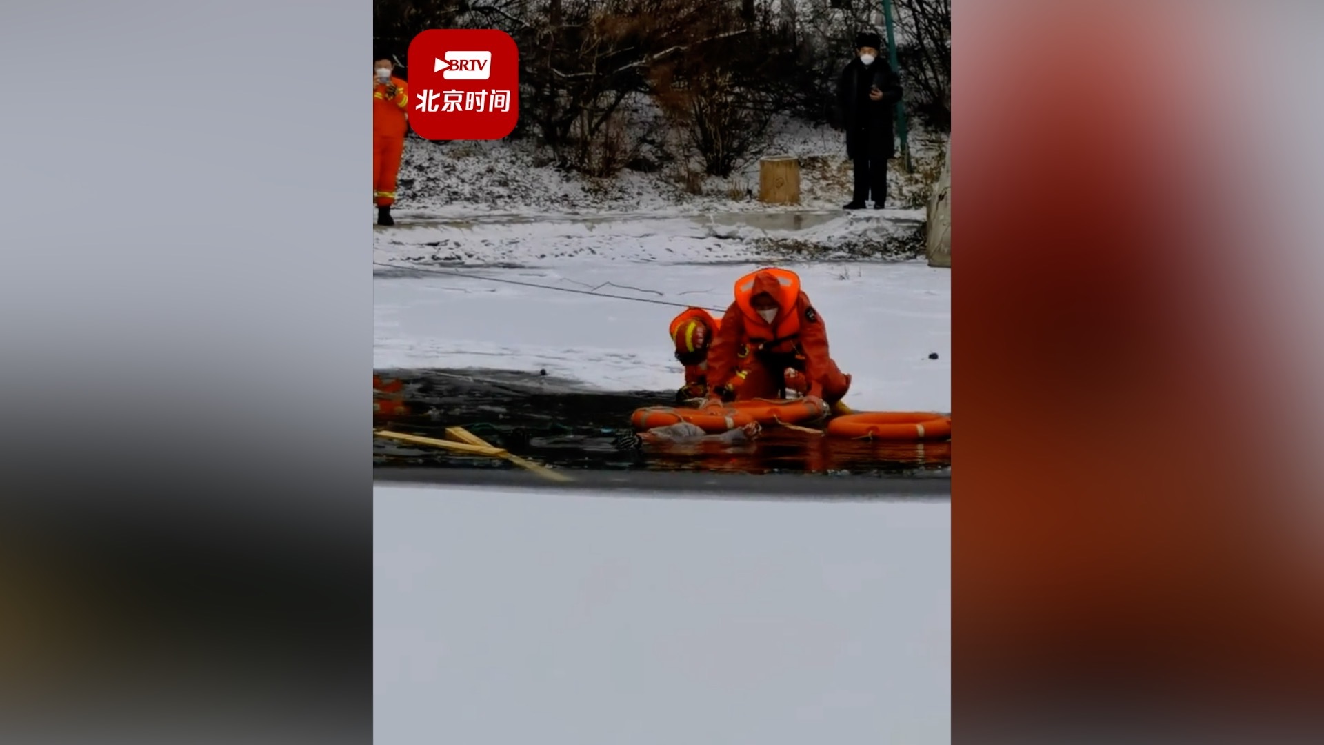 男孩冰面玩耍落水被用绳子拖上来 街道办：送医后已无大碍