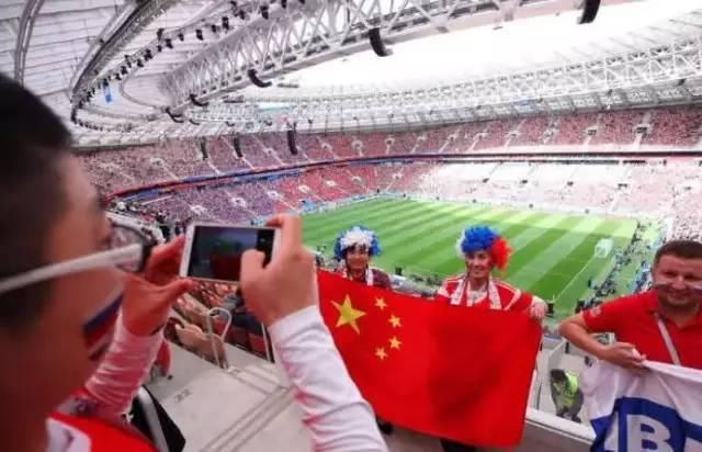 国足没进世界杯中国球迷依然闪亮球场 网友:存