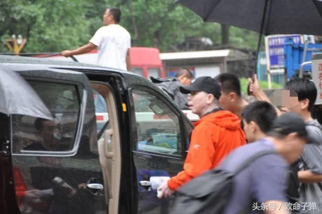 疑似《手机2》北京山村开拍 葛优范伟张国立在