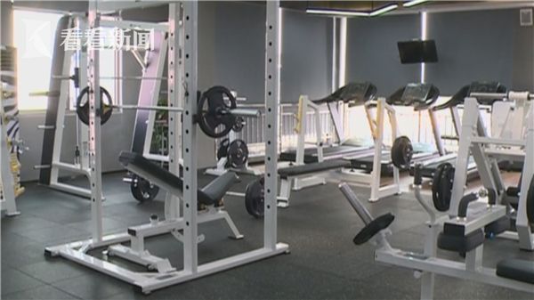 手伸进女学员内裤? 健身房私教回应:正常教学 手伸进女学员内裤? 健身房私教回应:正常教学