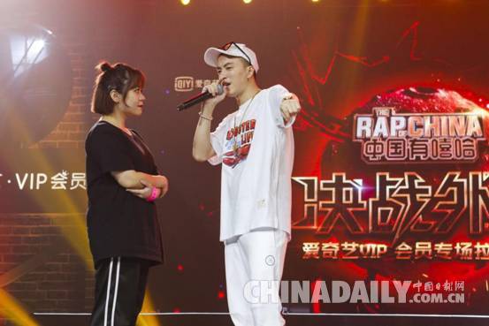 JonyJ、TT上演爱情表白,小白VaVa现场吃炒面