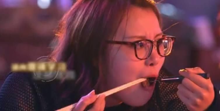 傅园慧再现夸张表情包,谢霆锋不厚道地笑了!