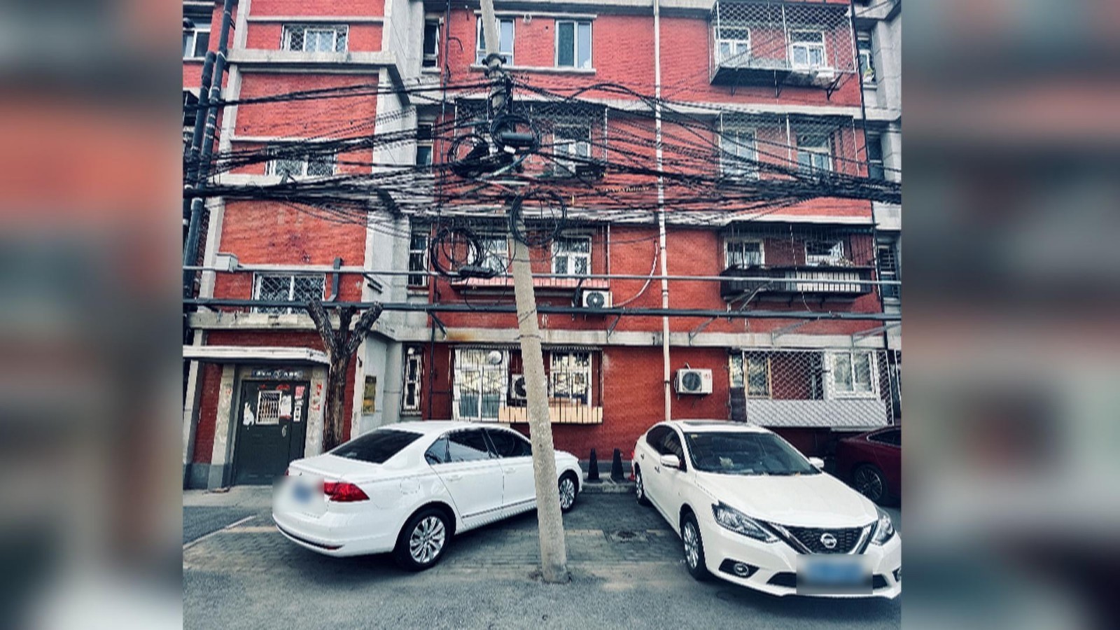 接诉即办!歪斜的电线杆上“一团乱麻” 社区吹哨部门报道解民忧 接诉即办!歪斜的电线杆上“一团乱麻” 社区吹哨部门报道解民忧