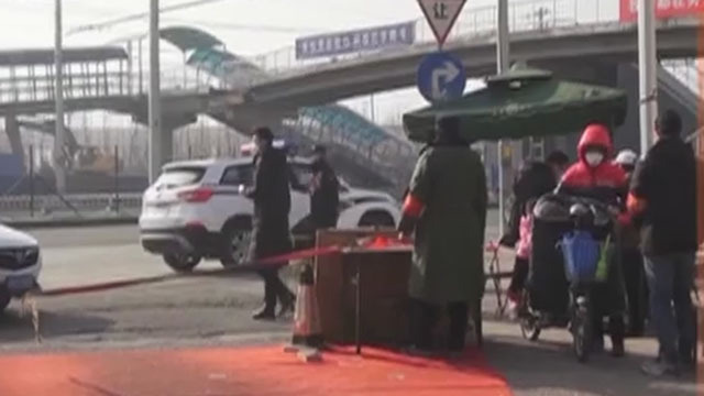 女子拒绝测温闯社区 谩骂他人被拘 女子拒绝测温闯社区 谩骂他人被拘