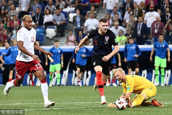 世界杯重现伊布成名作!网友:他被游戏手柄