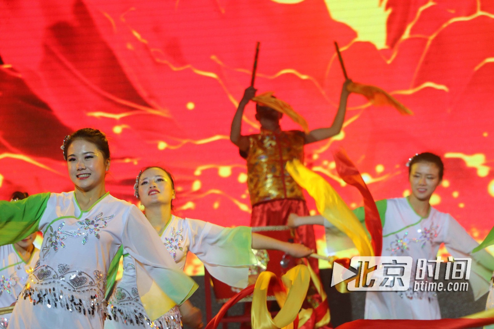 遵义余庆:2018春晚新时代歌舞和民俗同台媲美