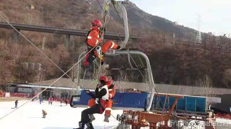 北京怀柔消防开展雪地绳索救援实战演练 北京怀柔消防开展雪地绳索救援实战演练