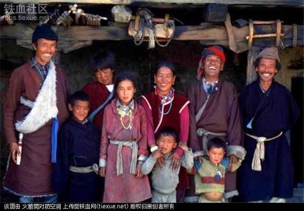 这就是一个一妻多夫的大家庭，一个女孩同时嫁给了兄弟几人，最小的丈夫才5岁。