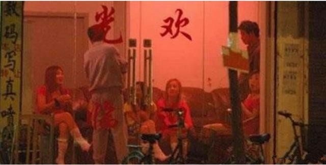 城中村之发廊，暧昧的红灯光下隐藏着多少女孩的辛酸