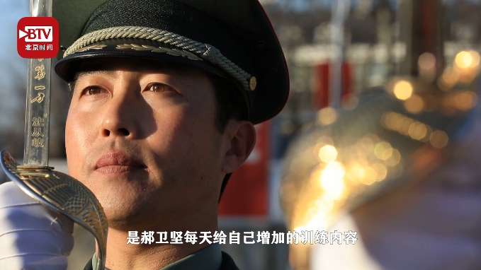 阅兵场上手握陆刀的郝卫坚：蒙着双眼练刀功，虎口划伤再坚持！