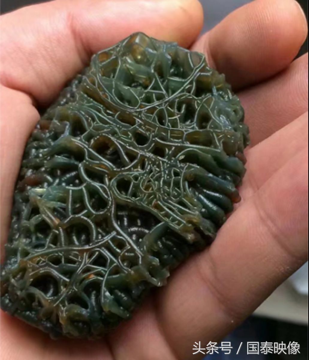 黑山上的上亿年的奇怪石头让老百姓看到以为是外星带来的物体