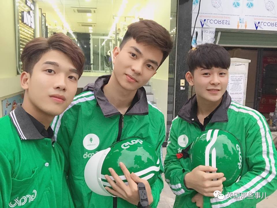 越南特色理发店:理发师不穿衣服工作