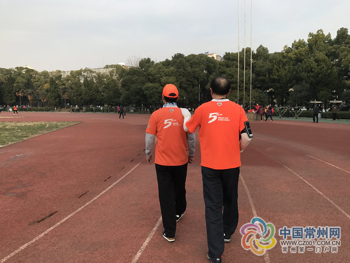 【网络媒体走转改】他是他的眼,他是他的“兄弟”,一场公益活动促成异姓兄弟缘 【网络媒体走转改】他是他的眼,他是他的“兄弟”,一场公益活动促成异姓兄弟缘