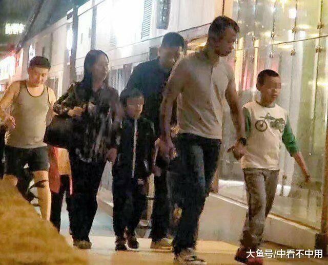 29岁梁洛施正式复出娱乐圈,李嘉诚派保镖护送