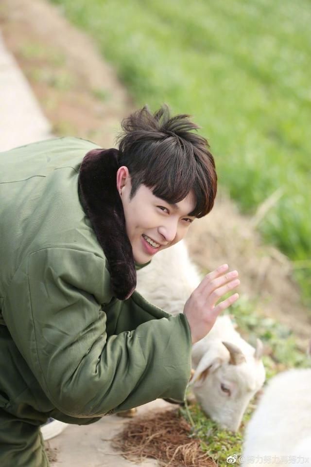 明星跟普通人差异有多大,张艺兴一件平常的T恤