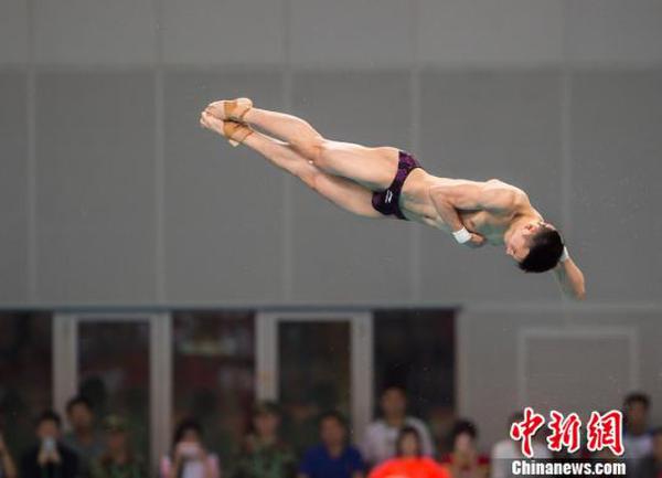 陈艾森在男子10米台比赛中翻腾入水 李卿 摄