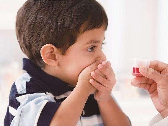 家长给宝宝喂药时,孩子总会非常抗拒,是因为没