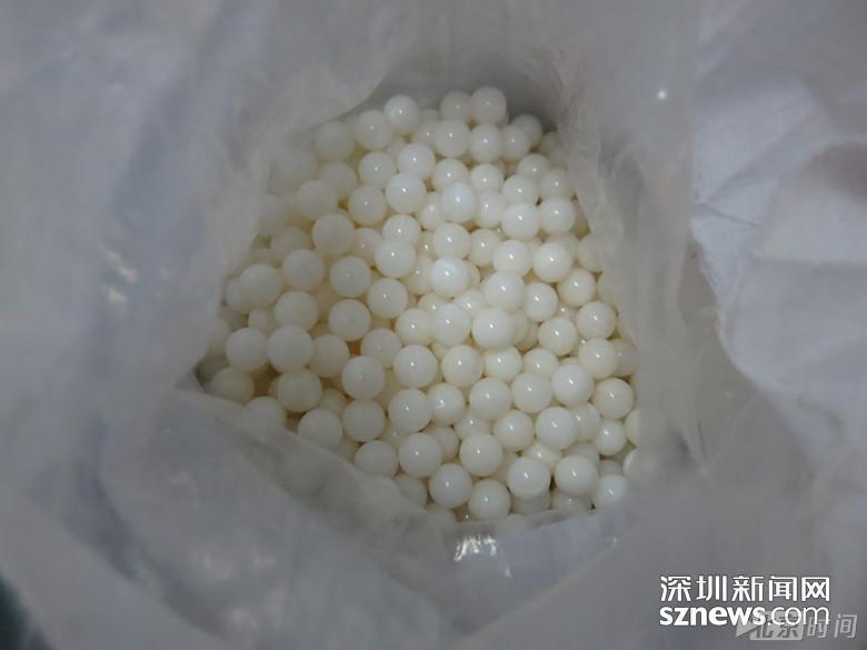 男子偷带濒危“贝王”入境 数千颗宝石被海关截获