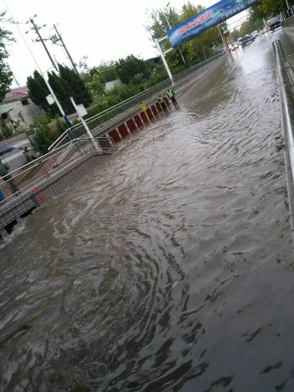 德州暴雨袭城瞬间天昏地暗 多处积水严重