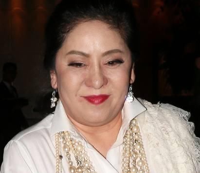 68岁向华强携小10岁的向太陈岚外出被拍,夫妻这差距太明显了!