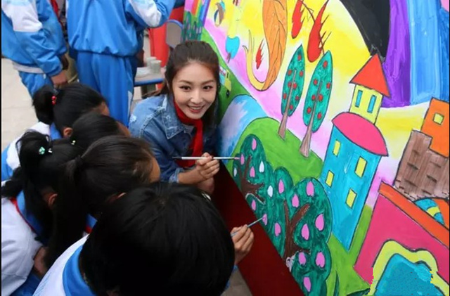 《微微一笑很倾城》《醉玲珑》甘肃籍90后演员马春瑞家乡公益之行 《微微一笑很倾城》《醉玲珑》甘肃籍90后演员马春瑞家乡公益之行