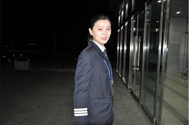 实拍:中国最美女副机长真实的一天