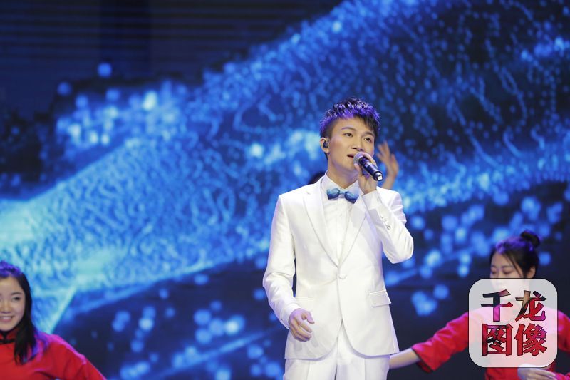 《让世界充满爱》温暖2018狗年春晚