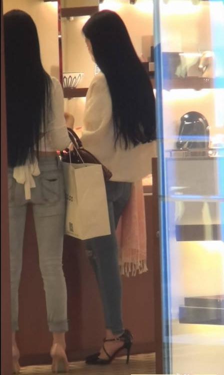 街拍: 商场偶遇,水洗白,蓝色,修身牛仔裤长发美