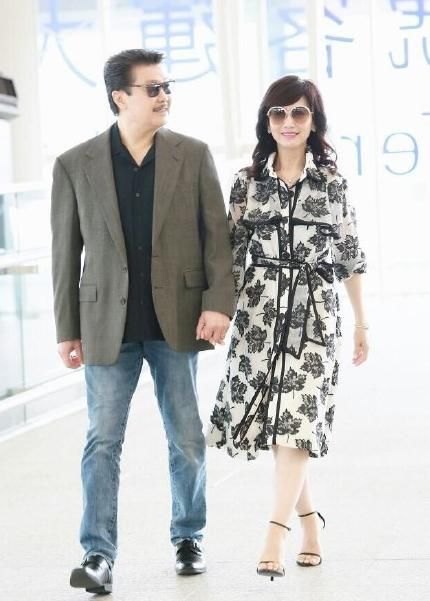 80版上海滩聚首,周润发这发型有点浪啊,亲手做