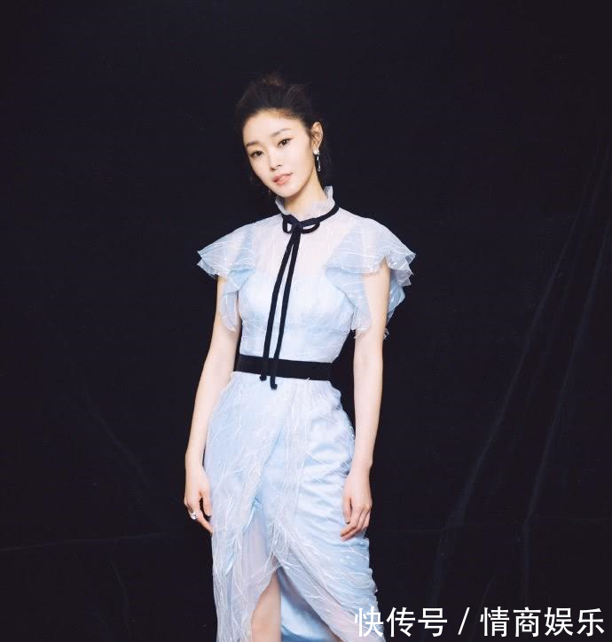 宋轶惊艳了! 深V领直接开到肚脐眼, 网友: 平胸