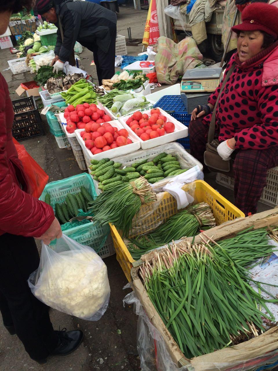 农村赶集卖菜是真贵,就属大白菜便宜!