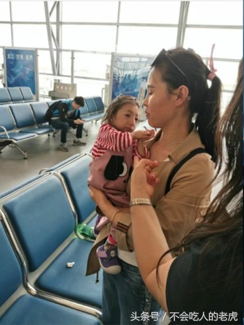 16岁女孩像1岁小孩,身高64厘米体重10斤,网友