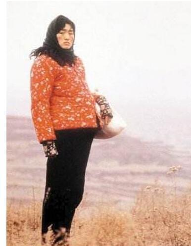 莫文蔚在星爷《食神》中的"双刀火鸡"扮相可谓是丑到登峰造极.